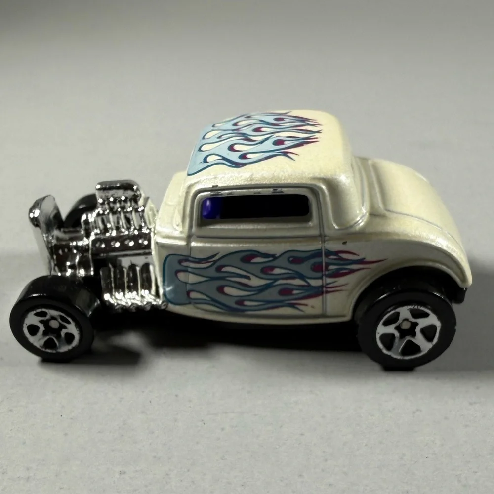Hot Wheels 1932 Ford White Flames Die-Cast 1:64